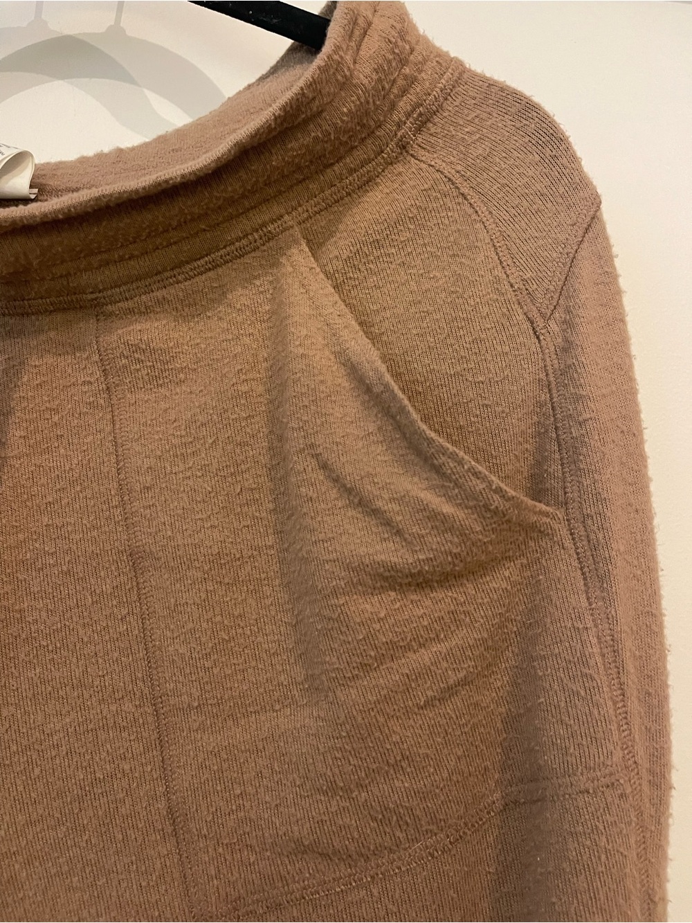 ALO Yoga Soho Joggers Toasted Almond Size: MEDIUM MSRP: $98 - Picture 4 of 9